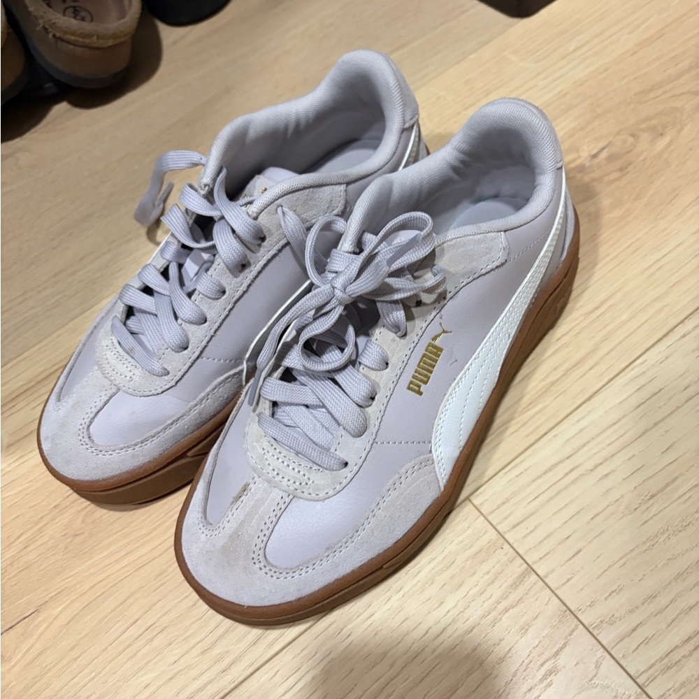 PUMA Women's Gray and White Sneakers with Gold Accents - Picture 4 of 7